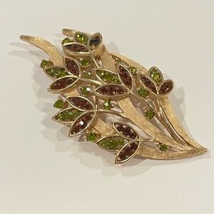 Vintage Crown Trifari Brown Green Rhinestone Brooch Gold Tone Brushed Leaf
